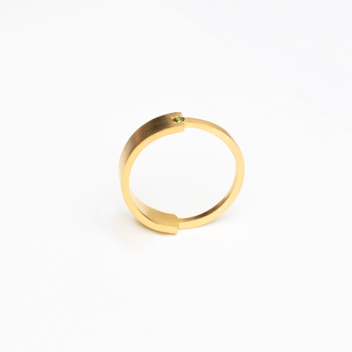 Ziggy ring - with green diamond